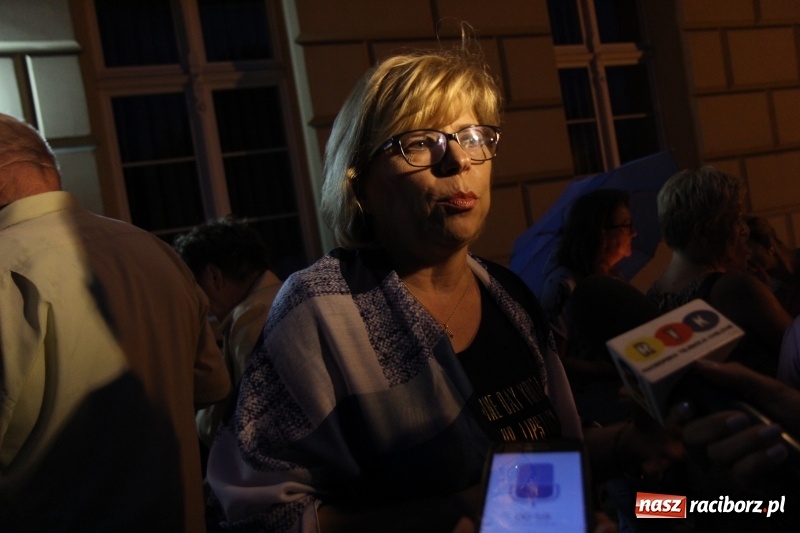 Zdjęcie w galerii na portalu naszraciborz.pl: 120 osób protestowało pod sądem! Do zgromadzonych zwróciła się poseł Gabriela Lenartowicz wiadomości z regionu