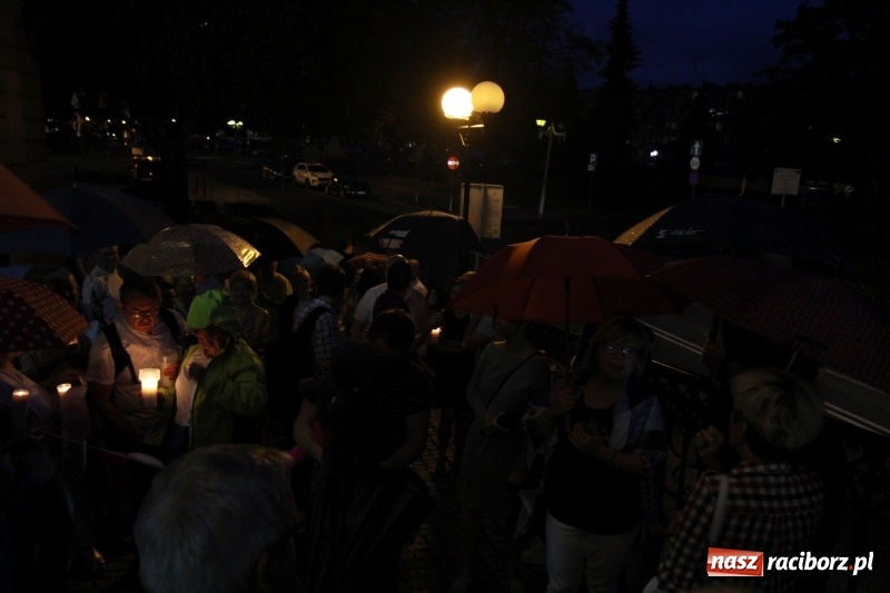 Zdjęcie w galerii na portalu naszraciborz.pl: 120 osób protestowało pod sądem! Do zgromadzonych zwróciła się poseł Gabriela Lenartowicz wiadomości z regionu
