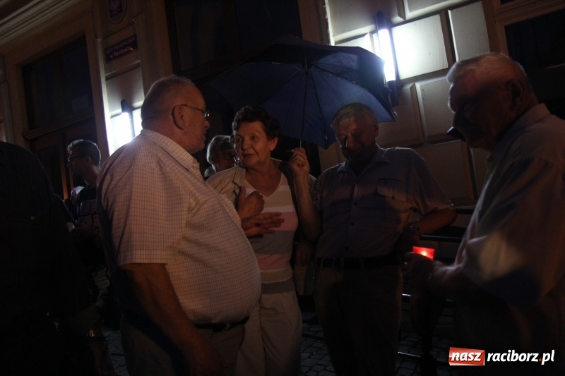 Zdjęcie w galerii na portalu naszraciborz.pl: 120 osób protestowało pod sądem! Do zgromadzonych zwróciła się poseł Gabriela Lenartowicz wiadomości z regionu