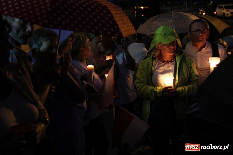 Zdjęcie w galerii na portalu naszraciborz.pl: 120 osób protestowało pod sądem! Do zgromadzonych zwróciła się poseł Gabriela Lenartowicz wiadomości z regionu