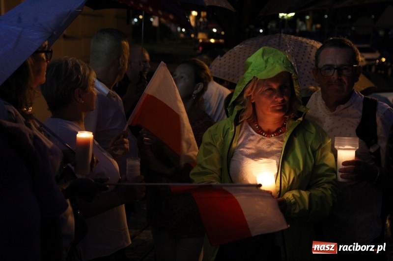 Zdjęcie w galerii na portalu naszraciborz.pl: 120 osób protestowało pod sądem! Do zgromadzonych zwróciła się poseł Gabriela Lenartowicz wiadomości z regionu