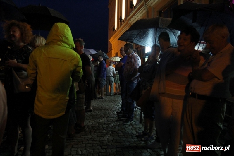 Zdjęcie w galerii na portalu naszraciborz.pl: 120 osób protestowało pod sądem! Do zgromadzonych zwróciła się poseł Gabriela Lenartowicz wiadomości z regionu