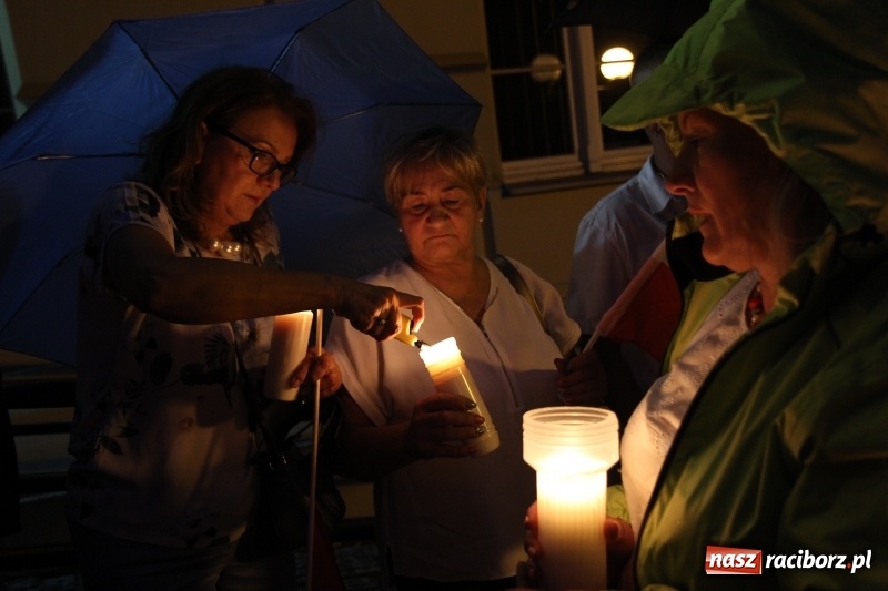Zdjęcie w galerii na portalu naszraciborz.pl: 120 osób protestowało pod sądem! Do zgromadzonych zwróciła się poseł Gabriela Lenartowicz wiadomości z regionu