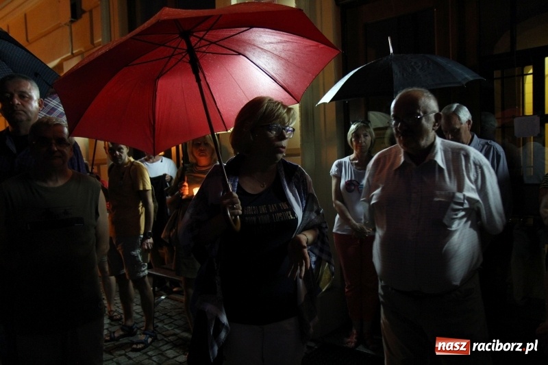 Zdjęcie w galerii na portalu naszraciborz.pl: 120 osób protestowało pod sądem! Do zgromadzonych zwróciła się poseł Gabriela Lenartowicz wiadomości z regionu