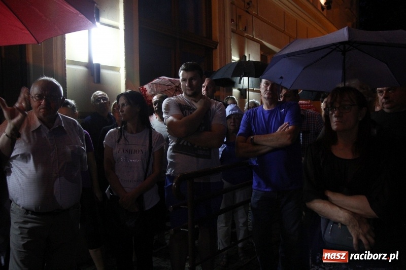 Zdjęcie w galerii na portalu naszraciborz.pl: 120 osób protestowało pod sądem! Do zgromadzonych zwróciła się poseł Gabriela Lenartowicz wiadomości z regionu