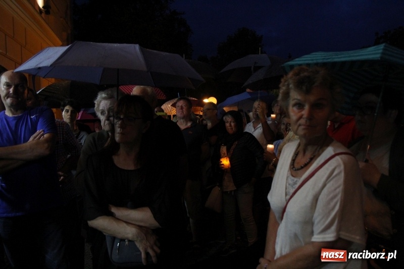 Zdjęcie w galerii na portalu naszraciborz.pl: 120 osób protestowało pod sądem! Do zgromadzonych zwróciła się poseł Gabriela Lenartowicz wiadomości z regionu