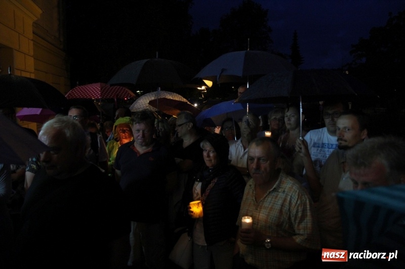 Zdjęcie w galerii na portalu naszraciborz.pl: 120 osób protestowało pod sądem! Do zgromadzonych zwróciła się poseł Gabriela Lenartowicz wiadomości z regionu
