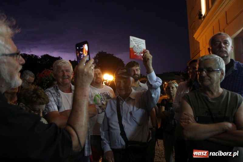 Zdjęcie w galerii na portalu naszraciborz.pl: 120 osób protestowało pod sądem! Do zgromadzonych zwróciła się poseł Gabriela Lenartowicz wiadomości z regionu