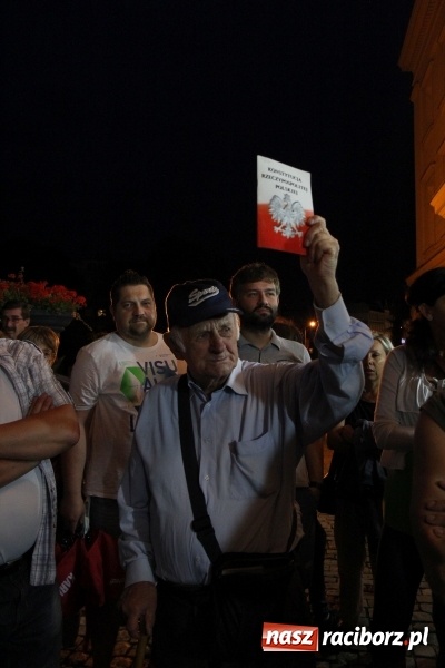 Zdjęcie w galerii na portalu naszraciborz.pl: 120 osób protestowało pod sądem! Do zgromadzonych zwróciła się poseł Gabriela Lenartowicz wiadomości z regionu