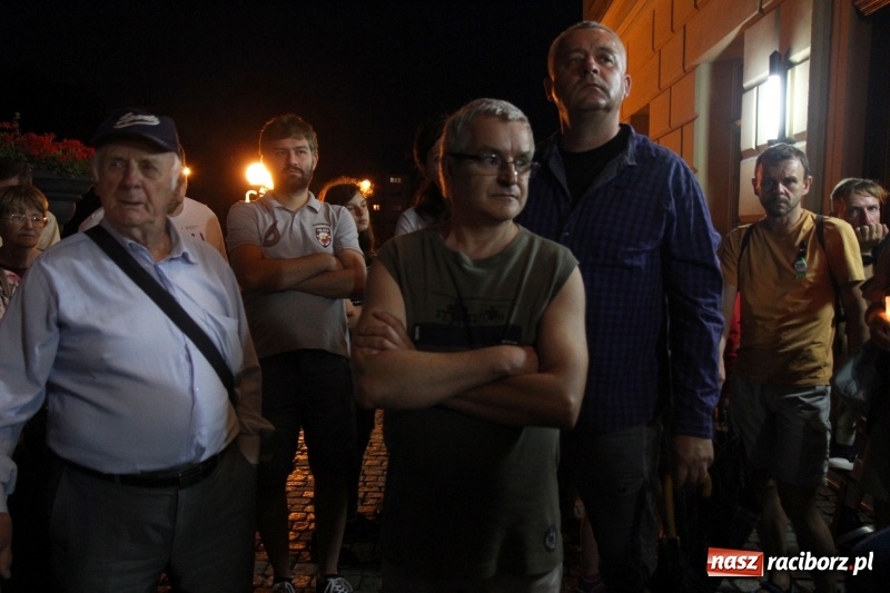 Zdjęcie w galerii na portalu naszraciborz.pl: 120 osób protestowało pod sądem! Do zgromadzonych zwróciła się poseł Gabriela Lenartowicz wiadomości z regionu