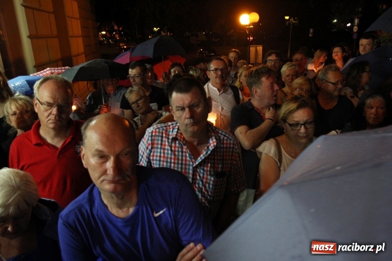 Zdjęcie w galerii na portalu naszraciborz.pl: 120 osób protestowało pod sądem! Do zgromadzonych zwróciła się poseł Gabriela Lenartowicz wiadomości z regionu