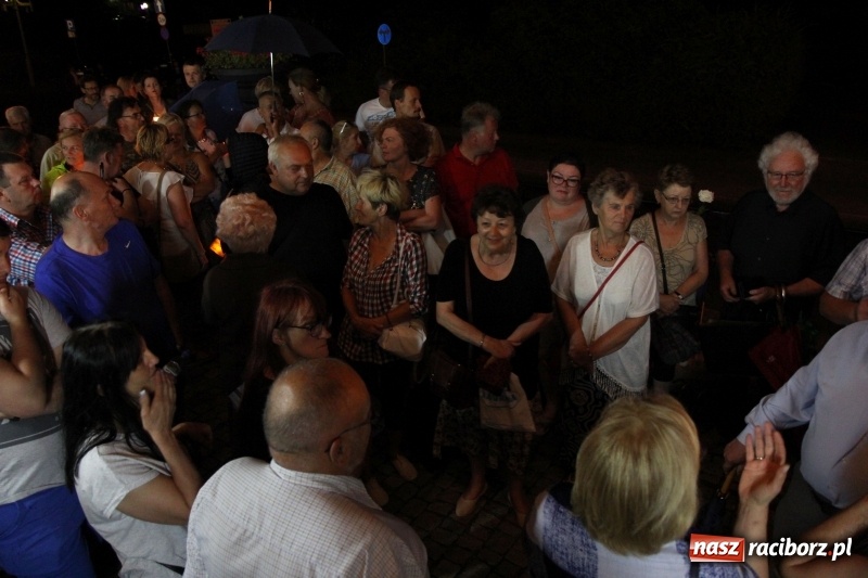 Zdjęcie w galerii na portalu naszraciborz.pl: 120 osób protestowało pod sądem! Do zgromadzonych zwróciła się poseł Gabriela Lenartowicz wiadomości z regionu