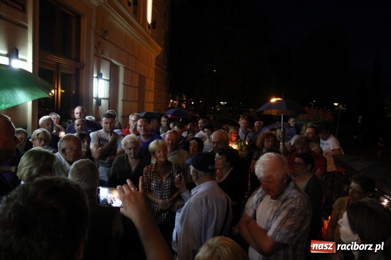 Zdjęcie w galerii na portalu naszraciborz.pl: 120 osób protestowało pod sądem! Do zgromadzonych zwróciła się poseł Gabriela Lenartowicz wiadomości z regionu