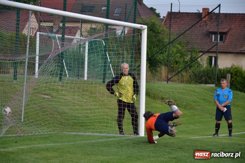 Zdjęcie w galerii na portalu naszraciborz.pl: Turniej w Chałupkach. Puchar Wójta dla oldbojów z Haci  wiadomości z regionu