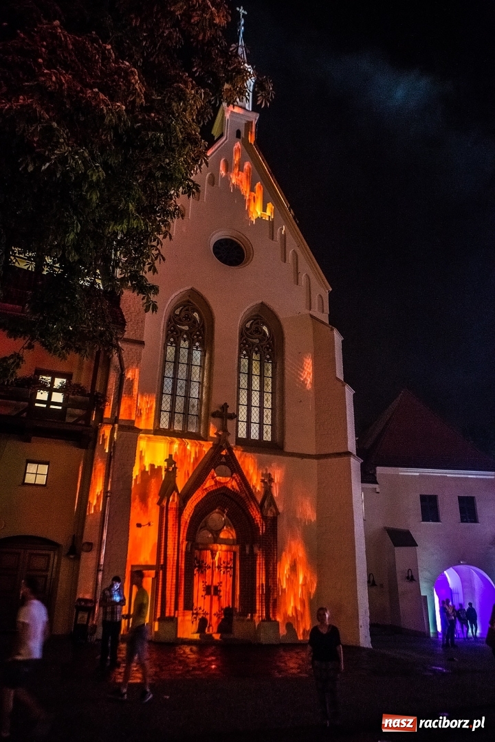 Zdjęcie w galerii na portalu naszraciborz.pl: Intro Festival 2017. Efektowny Mapping 3D kaplicy zamkowej z motywami na 800-lecie Raciborza wiadomości z regionu