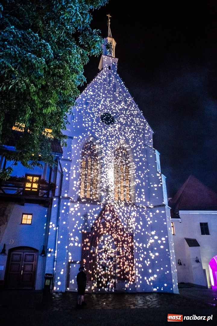 Zdjęcie w galerii na portalu naszraciborz.pl: Intro Festival 2017. Efektowny Mapping 3D kaplicy zamkowej z motywami na 800-lecie Raciborza wiadomości z regionu
