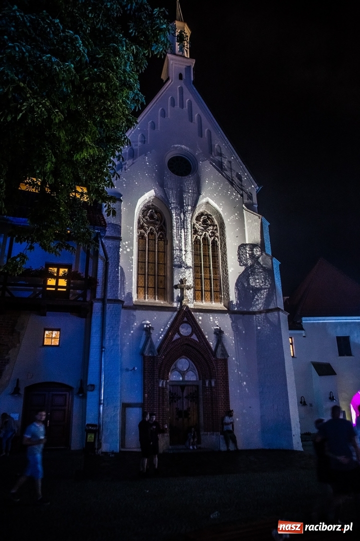 Zdjęcie w galerii na portalu naszraciborz.pl: Intro Festival 2017. Efektowny Mapping 3D kaplicy zamkowej z motywami na 800-lecie Raciborza wiadomości z regionu