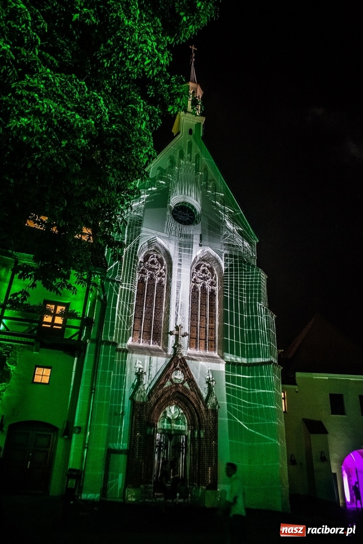 Zdjęcie w galerii na portalu naszraciborz.pl: Intro Festival 2017. Efektowny Mapping 3D kaplicy zamkowej z motywami na 800-lecie Raciborza wiadomości z regionu