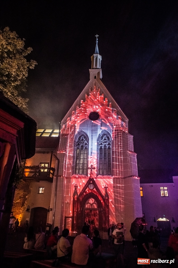 Zdjęcie w galerii na portalu naszraciborz.pl: Intro Festival 2017. Efektowny Mapping 3D kaplicy zamkowej z motywami na 800-lecie Raciborza wiadomości z regionu