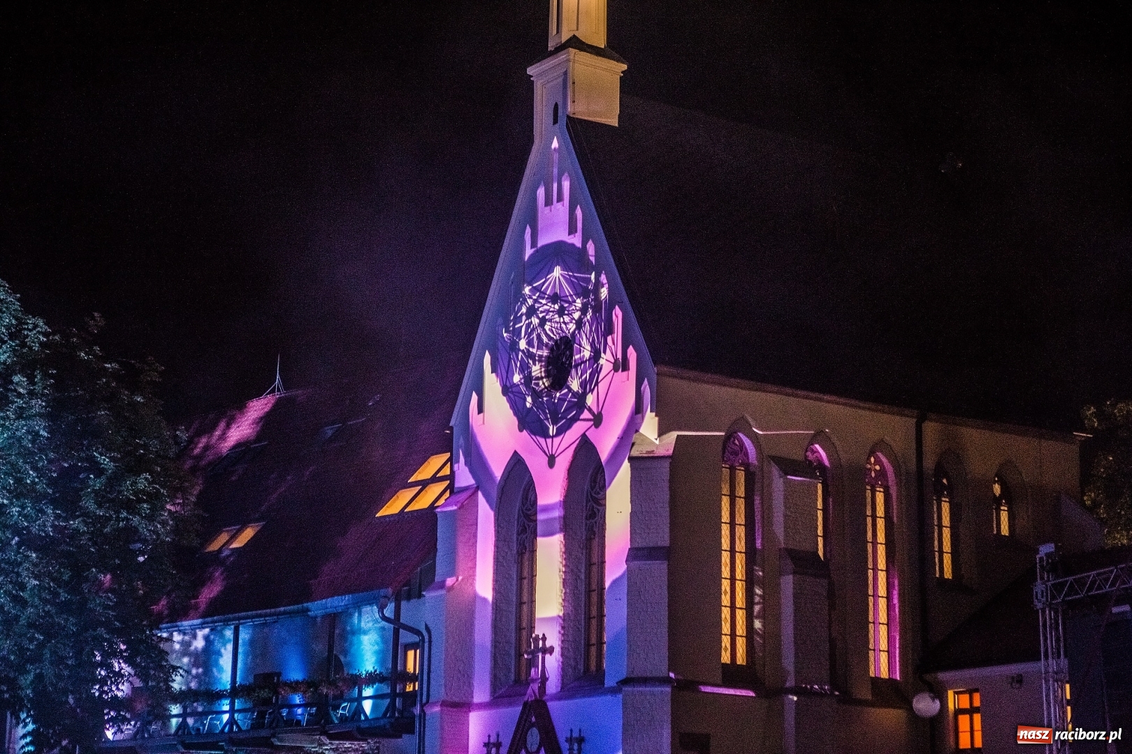 Zdjęcie w galerii na portalu naszraciborz.pl: Intro Festival 2017. Efektowny Mapping 3D kaplicy zamkowej z motywami na 800-lecie Raciborza wiadomości z regionu