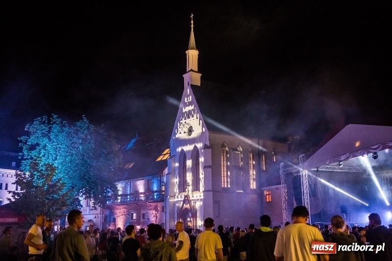 Zdjęcie w galerii na portalu naszraciborz.pl: Intro Festival 2017. Efektowny Mapping 3D kaplicy zamkowej z motywami na 800-lecie Raciborza wiadomości z regionu