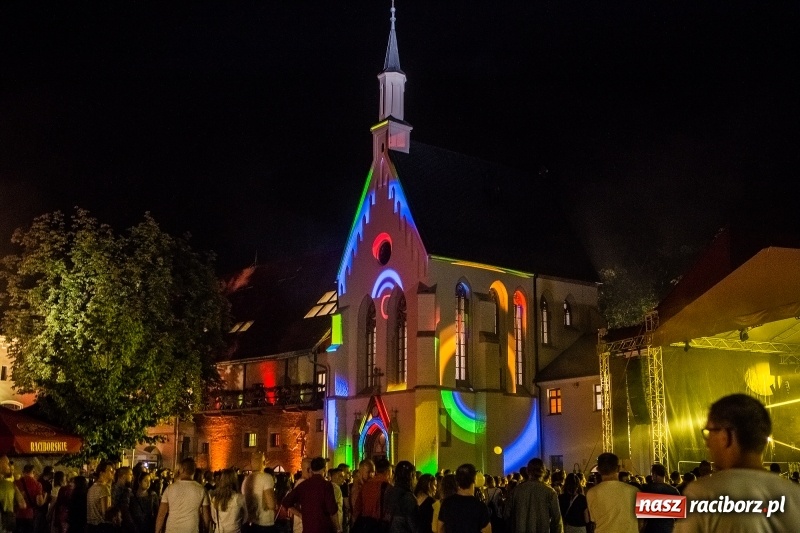 Zdjęcie w galerii na portalu naszraciborz.pl: Intro Festival 2017. Efektowny Mapping 3D kaplicy zamkowej z motywami na 800-lecie Raciborza wiadomości z regionu