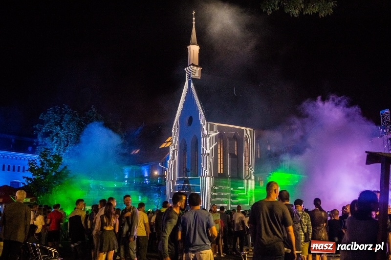 Zdjęcie w galerii na portalu naszraciborz.pl: Intro Festival 2017. Efektowny Mapping 3D kaplicy zamkowej z motywami na 800-lecie Raciborza wiadomości z regionu