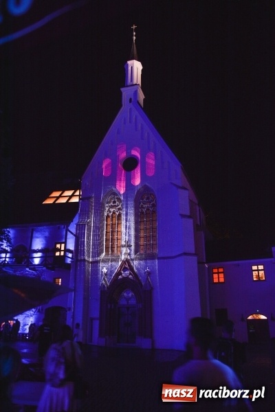 Zdjęcie w galerii na portalu naszraciborz.pl: Intro Festival 2017. Efektowny Mapping 3D kaplicy zamkowej z motywami na 800-lecie Raciborza wiadomości z regionu