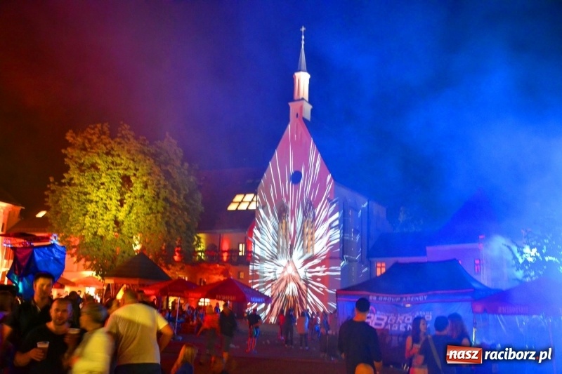 Zdjęcie w galerii na portalu naszraciborz.pl: Intro Festival 2017. Efektowny Mapping 3D kaplicy zamkowej z motywami na 800-lecie Raciborza wiadomości z regionu