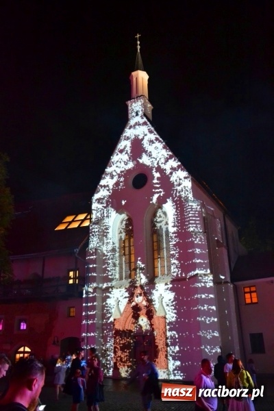 Zdjęcie w galerii na portalu naszraciborz.pl: Intro Festival 2017. Efektowny Mapping 3D kaplicy zamkowej z motywami na 800-lecie Raciborza wiadomości z regionu