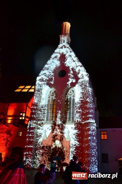 Zdjęcie w galerii na portalu naszraciborz.pl: Intro Festival 2017. Efektowny Mapping 3D kaplicy zamkowej z motywami na 800-lecie Raciborza wiadomości z regionu