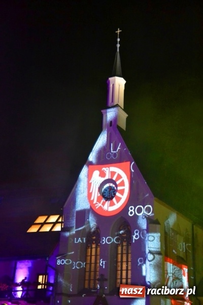 Zdjęcie w galerii na portalu naszraciborz.pl: Intro Festival 2017. Efektowny Mapping 3D kaplicy zamkowej z motywami na 800-lecie Raciborza wiadomości z regionu