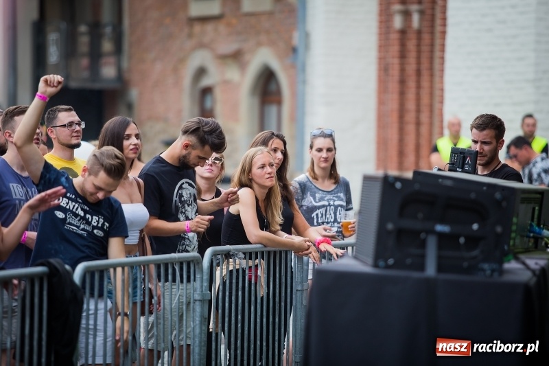 Zdjęcie w galerii na portalu naszraciborz.pl: Muzyka, efekty specjalne i... deszcz, czyli INTRO Festival 2017 już za nami! wiadomości z regionu