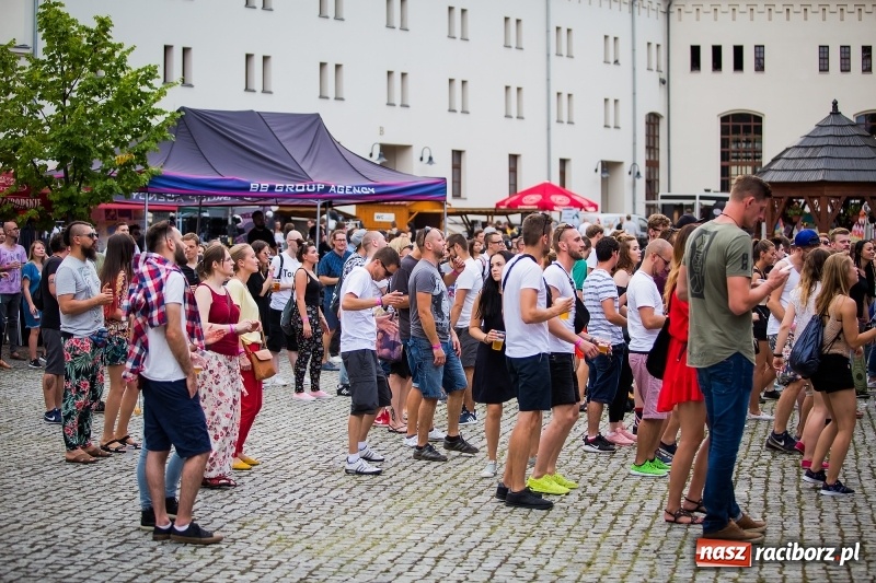 Zdjęcie w galerii na portalu naszraciborz.pl: Muzyka, efekty specjalne i... deszcz, czyli INTRO Festival 2017 już za nami! wiadomości z regionu