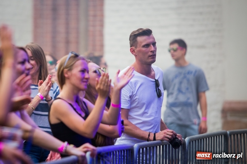 Zdjęcie w galerii na portalu naszraciborz.pl: Muzyka, efekty specjalne i... deszcz, czyli INTRO Festival 2017 już za nami! wiadomości z regionu