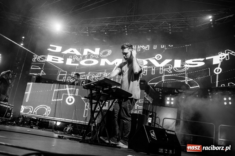 Zdjęcie w galerii na portalu naszraciborz.pl: Muzyka, efekty specjalne i... deszcz, czyli INTRO Festival 2017 już za nami! wiadomości z regionu