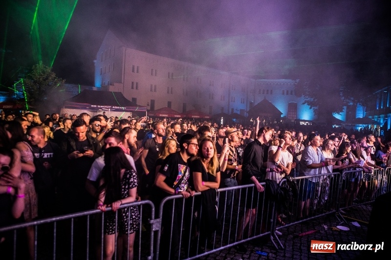 Zdjęcie w galerii na portalu naszraciborz.pl: Muzyka, efekty specjalne i... deszcz, czyli INTRO Festival 2017 już za nami! wiadomości z regionu