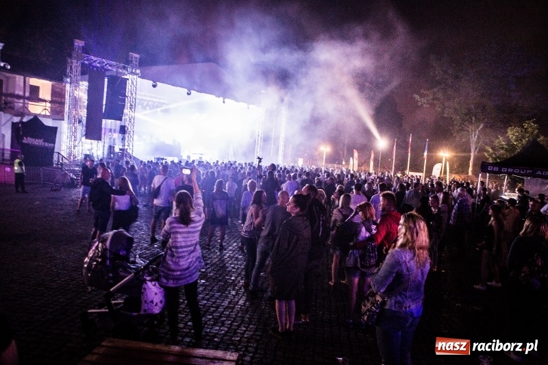 Zdjęcie w galerii na portalu naszraciborz.pl: Muzyka, efekty specjalne i... deszcz, czyli INTRO Festival 2017 już za nami! wiadomości z regionu