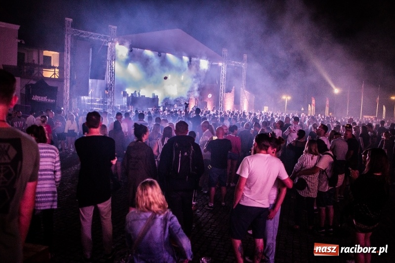 Zdjęcie w galerii na portalu naszraciborz.pl: Muzyka, efekty specjalne i... deszcz, czyli INTRO Festival 2017 już za nami! wiadomości z regionu