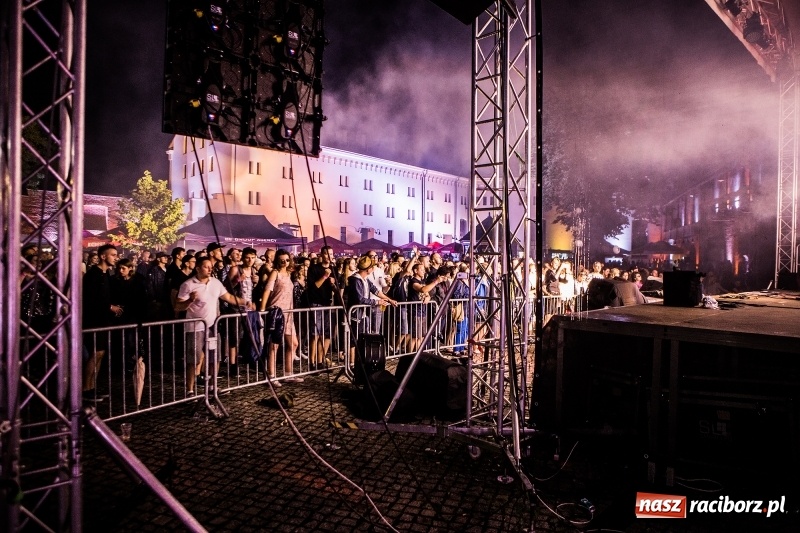 Zdjęcie w galerii na portalu naszraciborz.pl: Muzyka, efekty specjalne i... deszcz, czyli INTRO Festival 2017 już za nami! wiadomości z regionu
