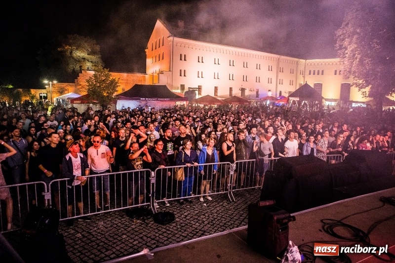 Zdjęcie w galerii na portalu naszraciborz.pl: Muzyka, efekty specjalne i... deszcz, czyli INTRO Festival 2017 już za nami! wiadomości z regionu