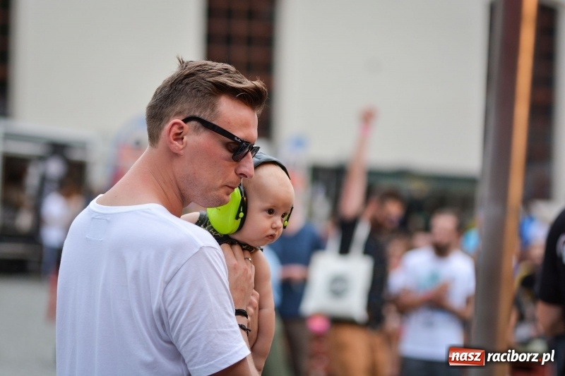 Zdjęcie w galerii na portalu naszraciborz.pl: Muzyka, efekty specjalne i... deszcz, czyli INTRO Festival 2017 już za nami! wiadomości z regionu