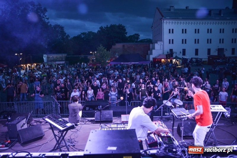 Zdjęcie w galerii na portalu naszraciborz.pl: Muzyka, efekty specjalne i... deszcz, czyli INTRO Festival 2017 już za nami! wiadomości z regionu