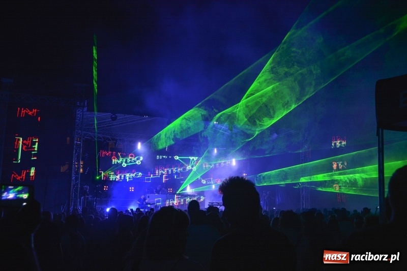 Zdjęcie w galerii na portalu naszraciborz.pl: Muzyka, efekty specjalne i... deszcz, czyli INTRO Festival 2017 już za nami! wiadomości z regionu
