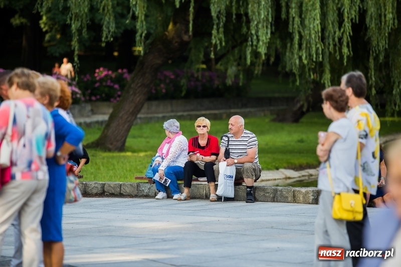 Zdjęcie w galerii na portalu naszraciborz.pl: Kolejny koncert letni - tym razem wystąpiła Grupa bez Nazwy wiadomości z regionu