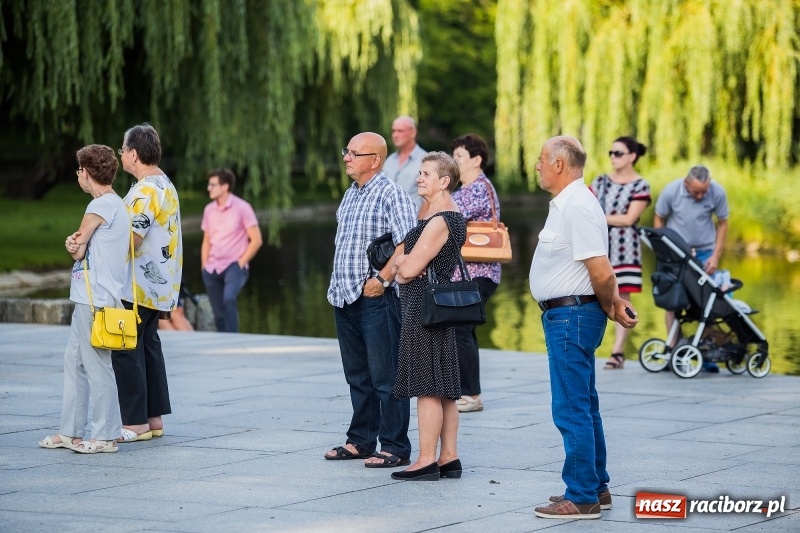 Zdjęcie w galerii na portalu naszraciborz.pl: Kolejny koncert letni - tym razem wystąpiła Grupa bez Nazwy wiadomości z regionu