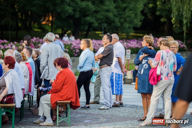 Zdjęcie w galerii na portalu naszraciborz.pl: Kolejny koncert letni - tym razem wystąpiła Grupa bez Nazwy wiadomości z regionu
