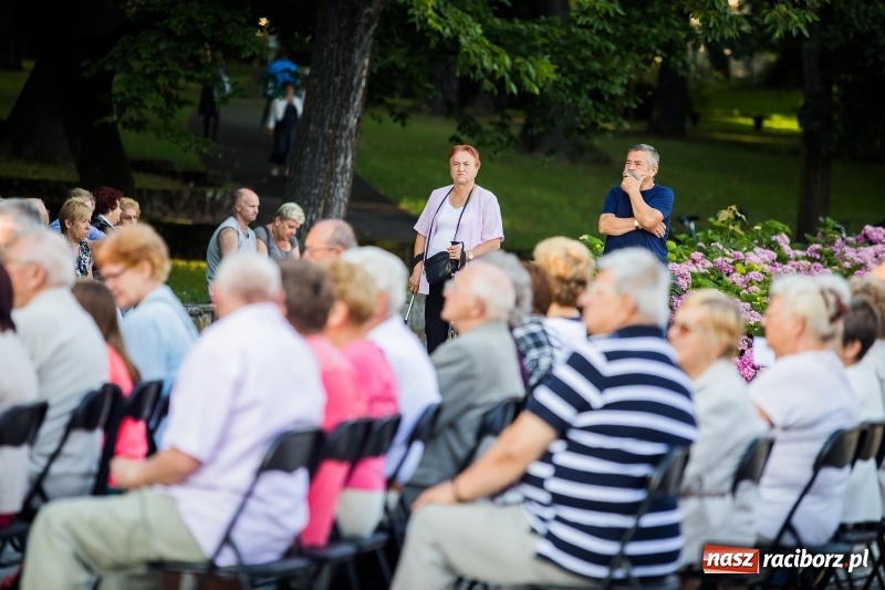 Zdjęcie w galerii na portalu naszraciborz.pl: Kolejny koncert letni - tym razem wystąpiła Grupa bez Nazwy wiadomości z regionu