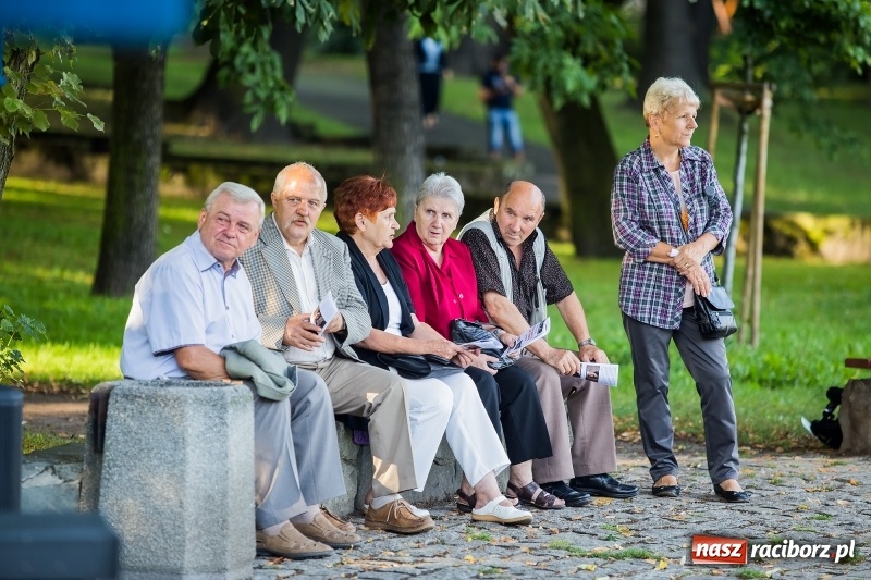 Zdjęcie w galerii na portalu naszraciborz.pl: Kolejny koncert letni - tym razem wystąpiła Grupa bez Nazwy wiadomości z regionu