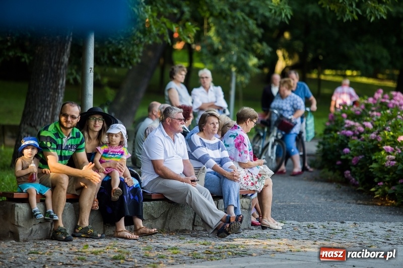Zdjęcie w galerii na portalu naszraciborz.pl: Kolejny koncert letni - tym razem wystąpiła Grupa bez Nazwy wiadomości z regionu